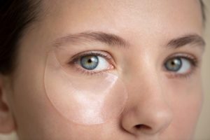 Як доглядати за шкірою навколо очей в домашніх умовах